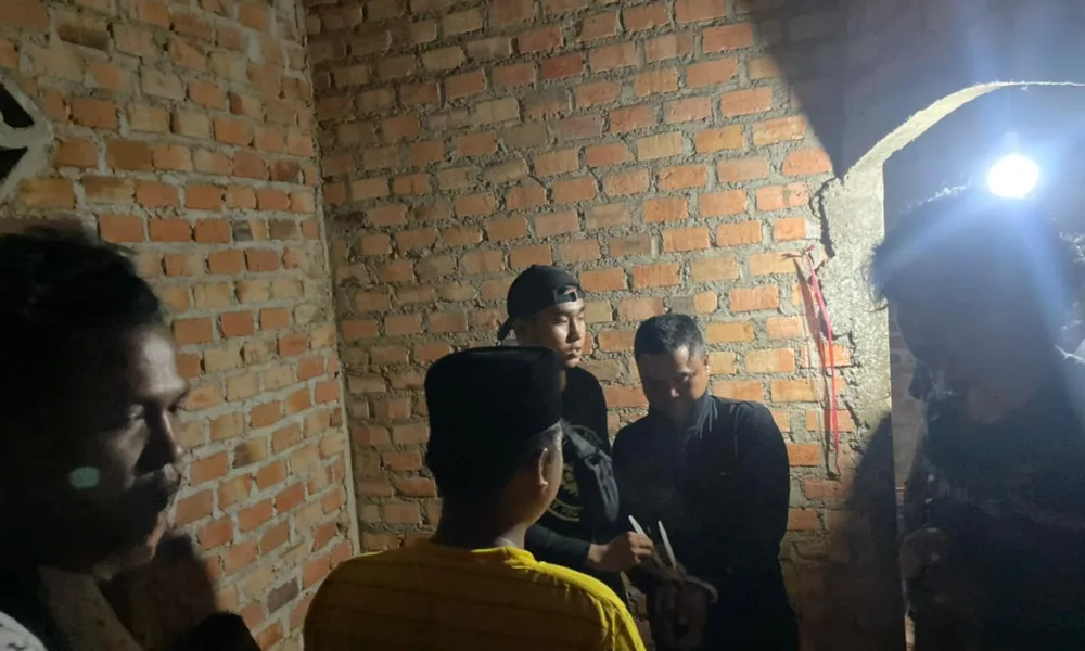 Pelaku pencabulan saat di amankan polisi dari amukan massa.(Ist)