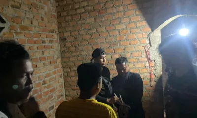 Pelaku pencabulan saat di amankan polisi dari amukan massa.(Ist)