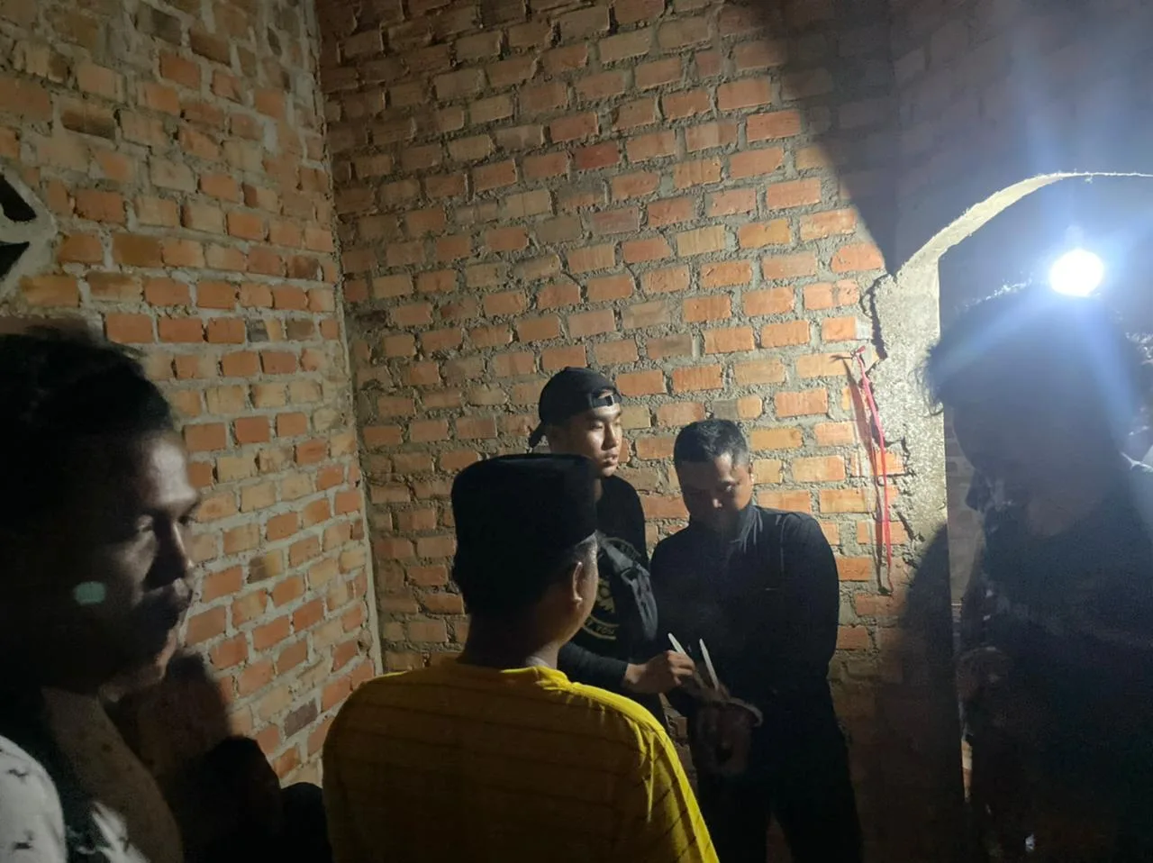 Pelaku pencabulan saat di amankan polisi dari amukan massa.(Ist)