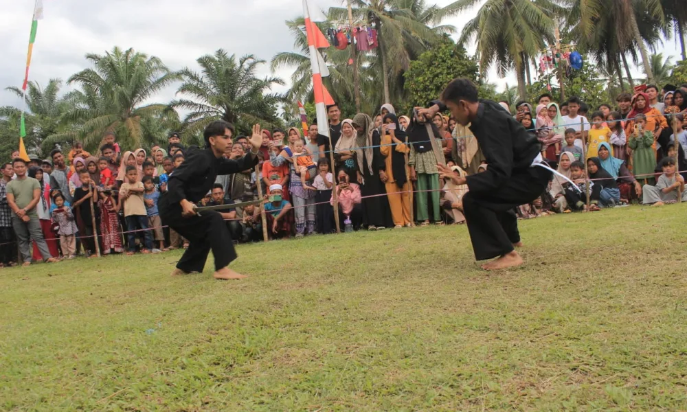 2 pendekar saat di arena tarung pada acara silek gelanggang.(Ist)