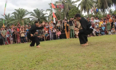 2 pendekar saat di arena tarung pada acara silek gelanggang.(Ist)