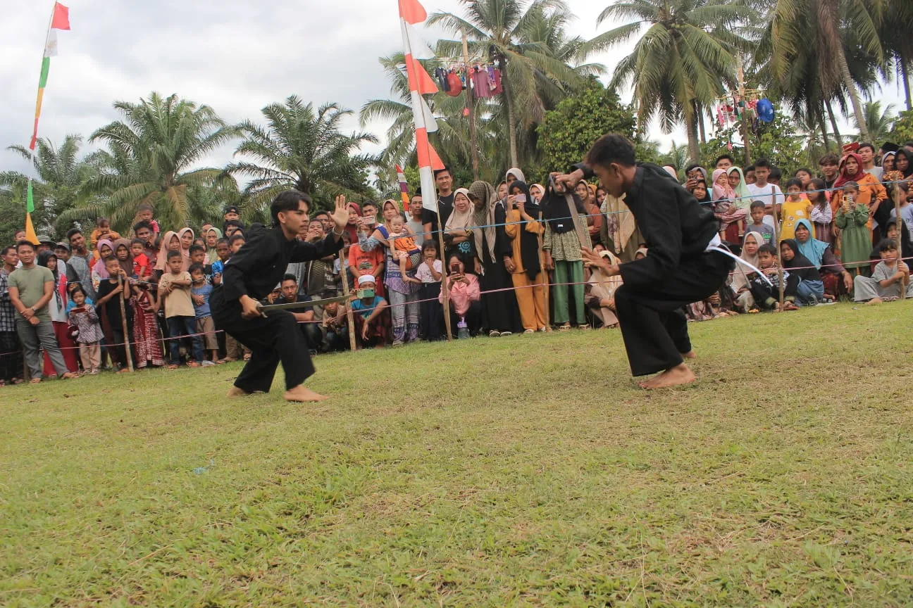 2 pendekar saat di arena tarung pada acara silek gelanggang.(Ist)