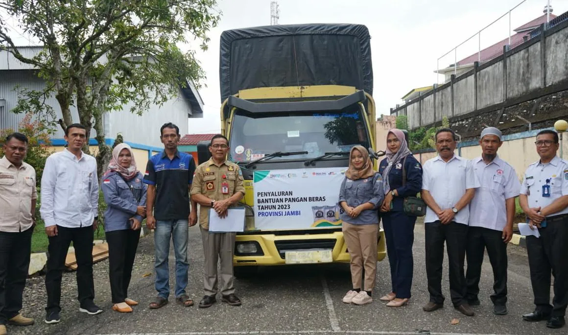 Bulog Sarko bersama Pemerintah Kabupaten Merangin menyalurkan bantuan pangan pusat. (DETAIL/ist)