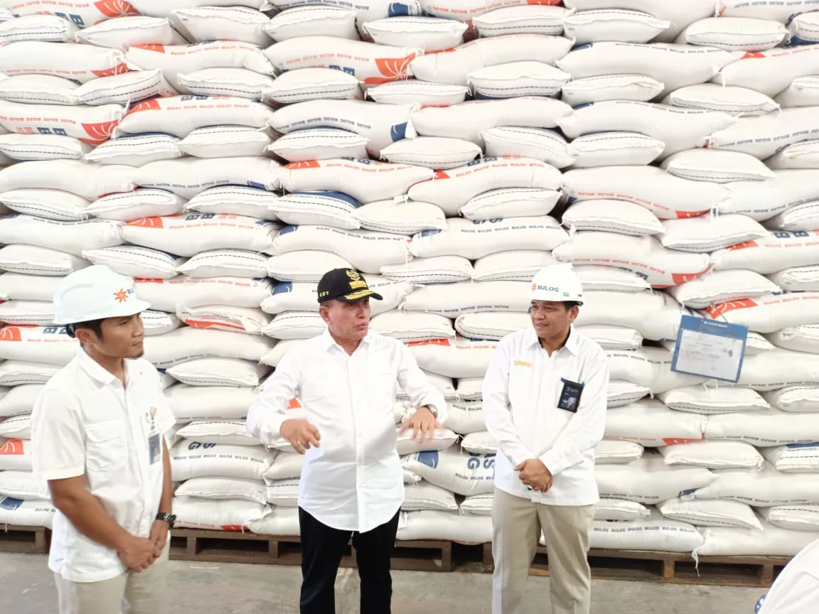 Gubernur Sumatera Utara Edy Rahmayadi meninjau gudang beras BULOG Sumut di Jalan Mustafa, Senin, 10 April 2023.