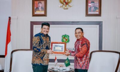 Wali Kota Medan Bobby Nasution saat bersama Kepala OJK KR 5 Bambang Mukti Riyadi di kantor Pemko Medan, kemarin.