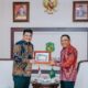 Wali Kota Medan Bobby Nasution saat bersama Kepala OJK KR 5 Bambang Mukti Riyadi di kantor Pemko Medan, kemarin.