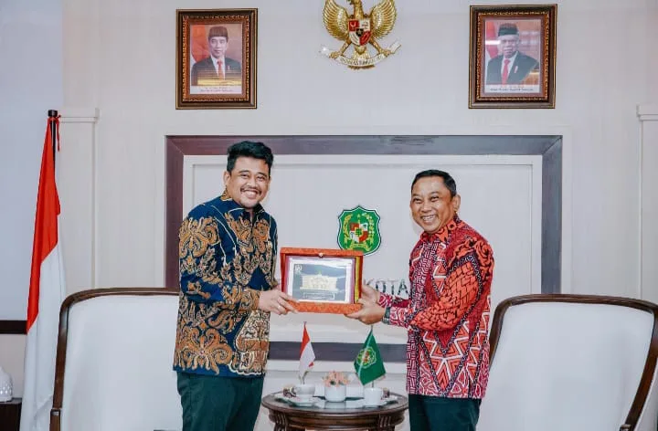 Wali Kota Medan Bobby Nasution saat bersama Kepala OJK KR 5 Bambang Mukti Riyadi di kantor Pemko Medan, kemarin.