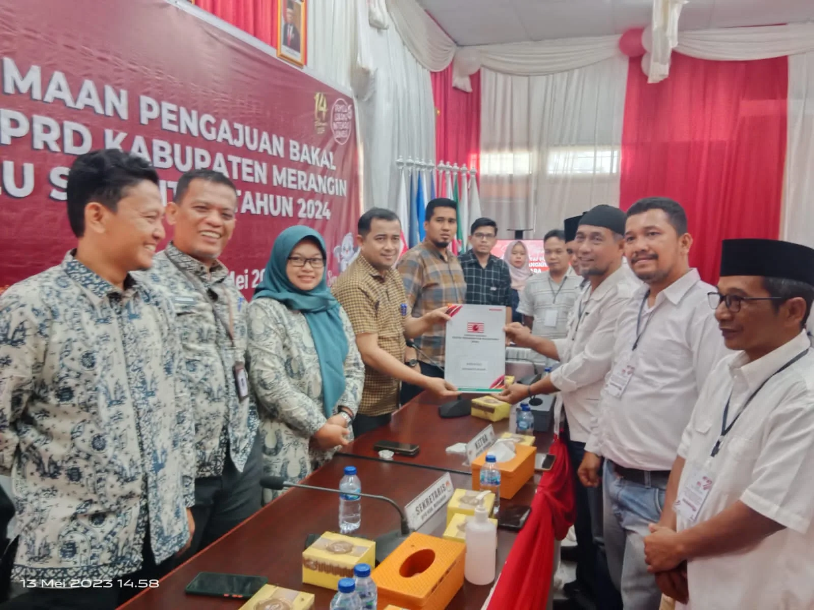 Pimpinan PKN Merangin saat mendaftarkan caleg ke KPU Merangin. (DETAIL/ist)