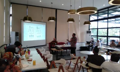 Kepala OJK KR 5, Bambang Mukti Riyadi saat memberikan paparan kepada para wartawan di Medan, kemarin. (DETAIL/ist)