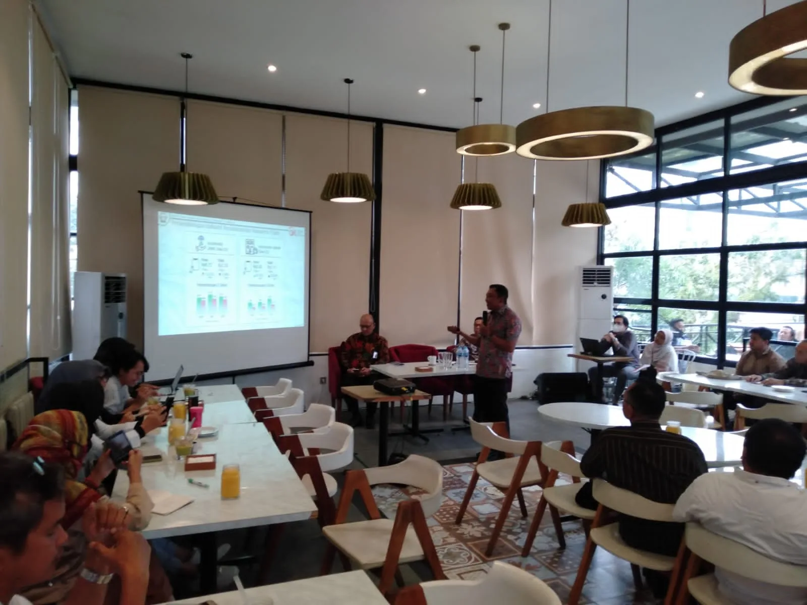 Kepala OJK KR 5, Bambang Mukti Riyadi saat memberikan paparan kepada para wartawan di Medan, kemarin. (DETAIL/ist)