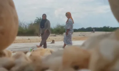 Salah satu lokasi bekas PETI yang berada di Sungai Rasau dijadikan warga lokasi rekreasi gratis. (DETAIL/Daryanto)