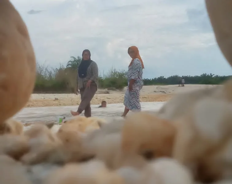 Salah satu lokasi bekas PETI yang berada di Sungai Rasau dijadikan warga lokasi rekreasi gratis. (DETAIL/Daryanto)