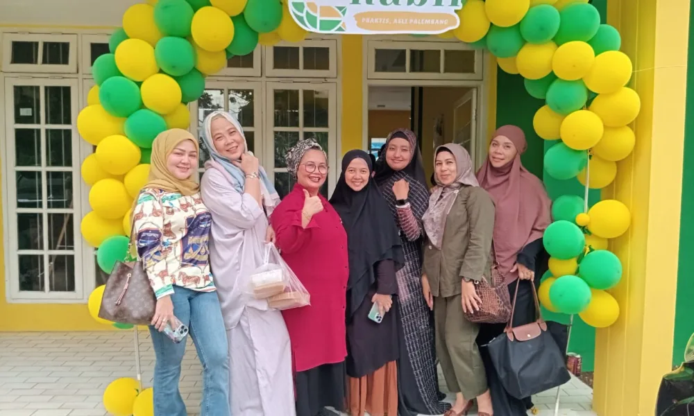 Widyawati (tengah) saat berfoto bersama sejumlah pelanggan setia Pempek Nabil, Jumat 19 Mei 2023.