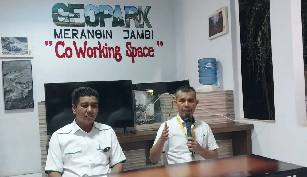 Wabub Merangin Nilwan Yahya dan GM Geopark Merangin usai melihat zoom pengumuman UNESCO di Paris. (DETAIL/Ist)