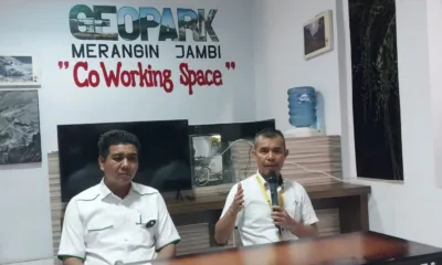 Wabub Merangin Nilwan Yahya dan GM Geopark Merangin usai melihat zoom pengumuman UNESCO di Paris. (DETAIL/Ist)