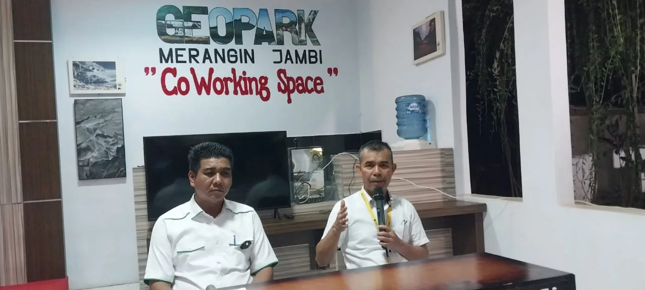 Wabub Merangin Nilwan Yahya dan GM Geopark Merangin usai melihat zoom pengumuman UNESCO di Paris. (DETAIL/Ist)