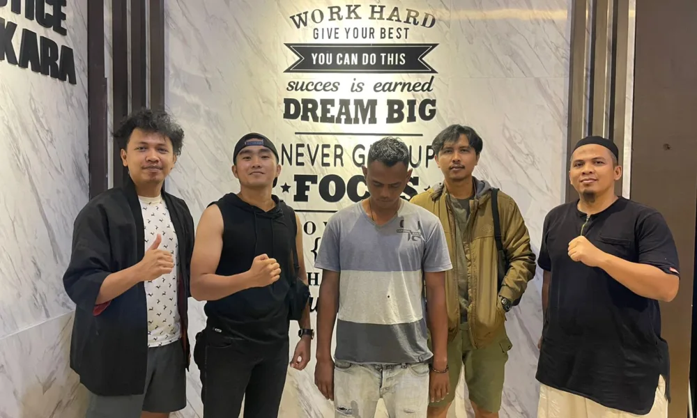 Pelaku KDRT berkaos belang, usai di amankan opsnal polres Merangin. (DETAIL/Ist)