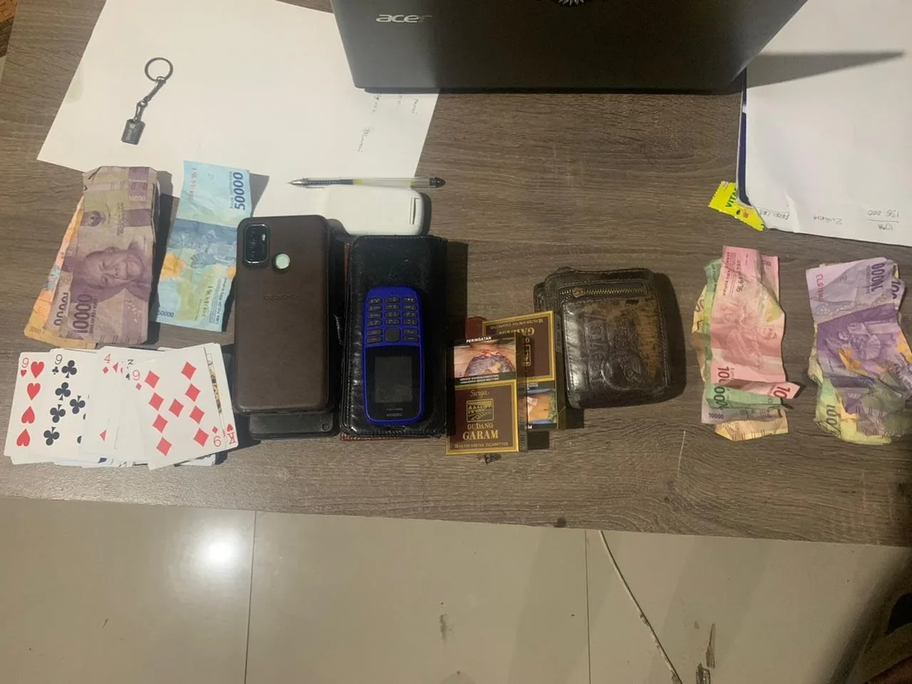 Barang bukti judi kartu, yang ikut di amankan polisi. (DETAIL/Ist)