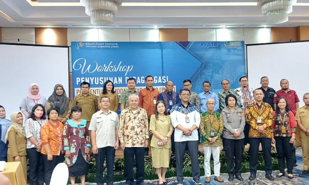 Pihak BPS Sumut dan para tamu dan narasumber berfoto bersama.