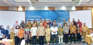 Pihak BPS Sumut dan para tamu dan narasumber berfoto bersama.