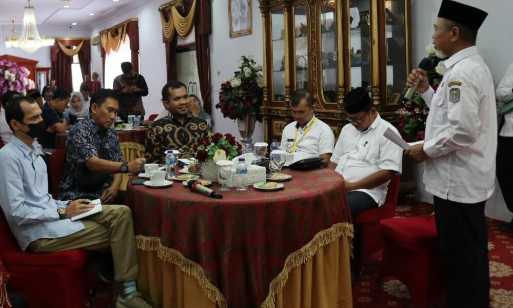 Bupati Merangin, H Mashuri saat sambut Tim Perancang UU DPR RI di rumah dinasnya.