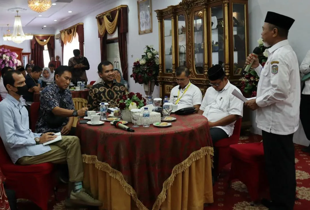 Bupati Merangin, H Mashuri saat sambut Tim Perancang UU DPR RI di rumah dinasnya.