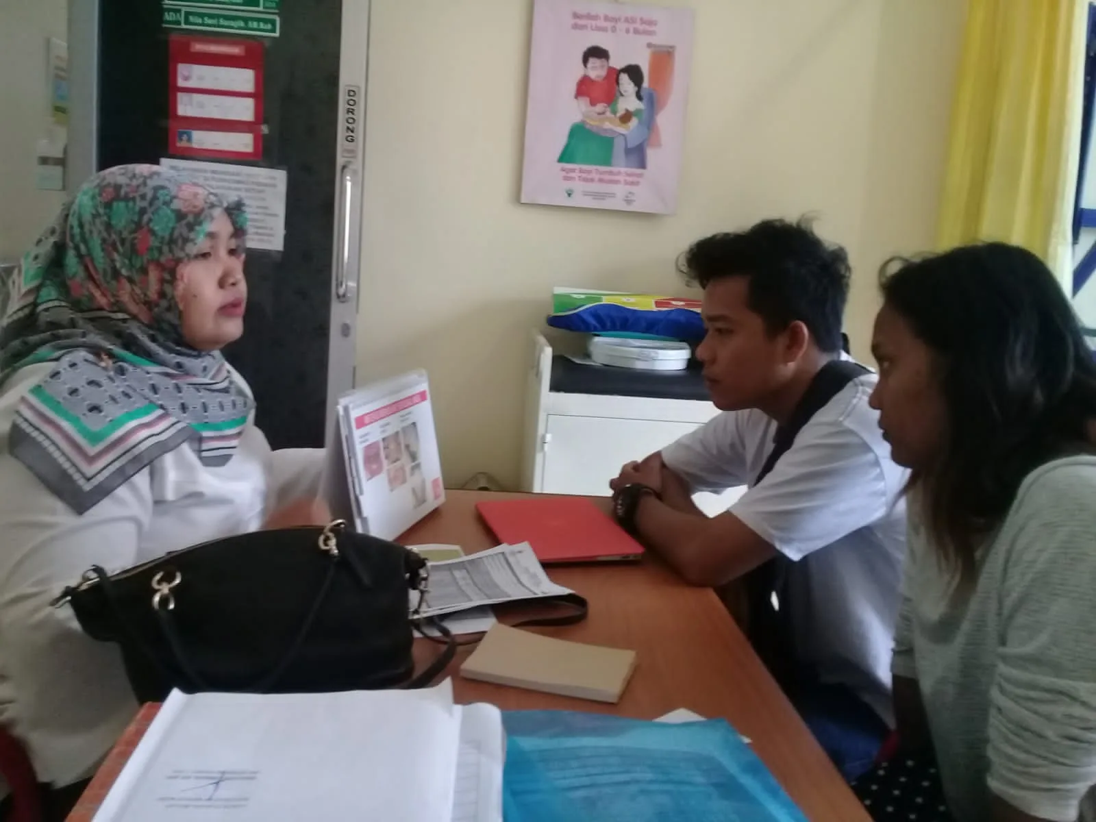 Proses pelayanan Genit Manis di Puskesmas Padang Bulan, Medan. (DETAIL: Ist)