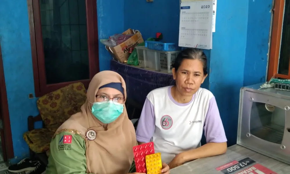 Petugas Puskesmas Teladan saat melaksanakan program Bolader terhadap Pasien TB.(DETAIL:ist)