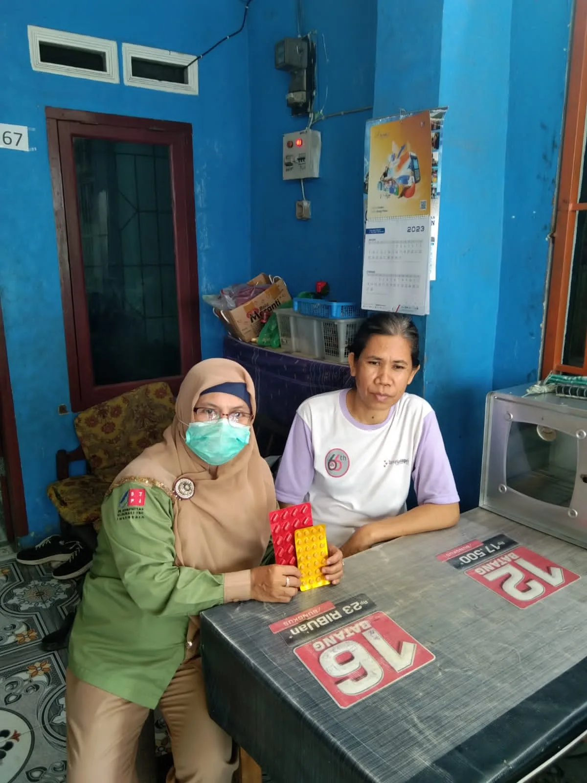 Petugas Puskesmas Teladan saat melaksanakan program Bolader terhadap Pasien TB.(DETAIL:ist)