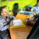 Petugas saat melabeli urine petugas Lapas kelas IIB Bangko. (DETAIL/ist)
