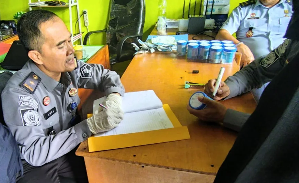Petugas saat melabeli urine petugas Lapas kelas IIB Bangko. (DETAIL/ist)