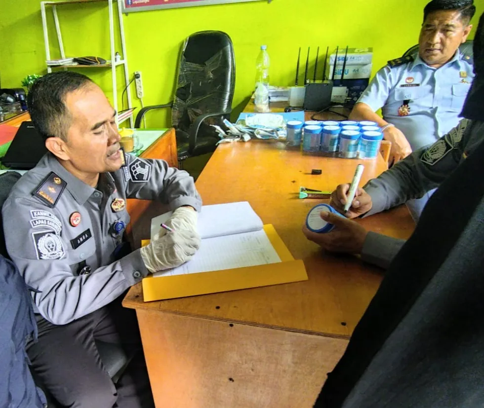 Petugas saat melabeli urine petugas Lapas kelas IIB Bangko. (DETAIL/ist)