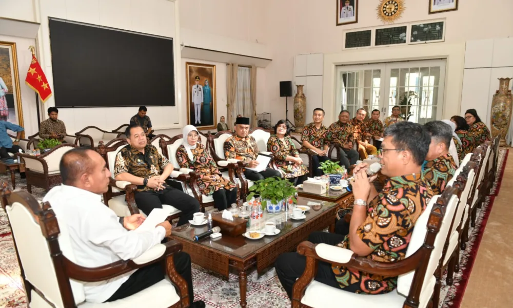 Para alumni UGM yang terbangun dalam KAGAMA Sumut saat beraudiensi dengan Gubsu Edy Rahmayadi. (DETAIL/ist)