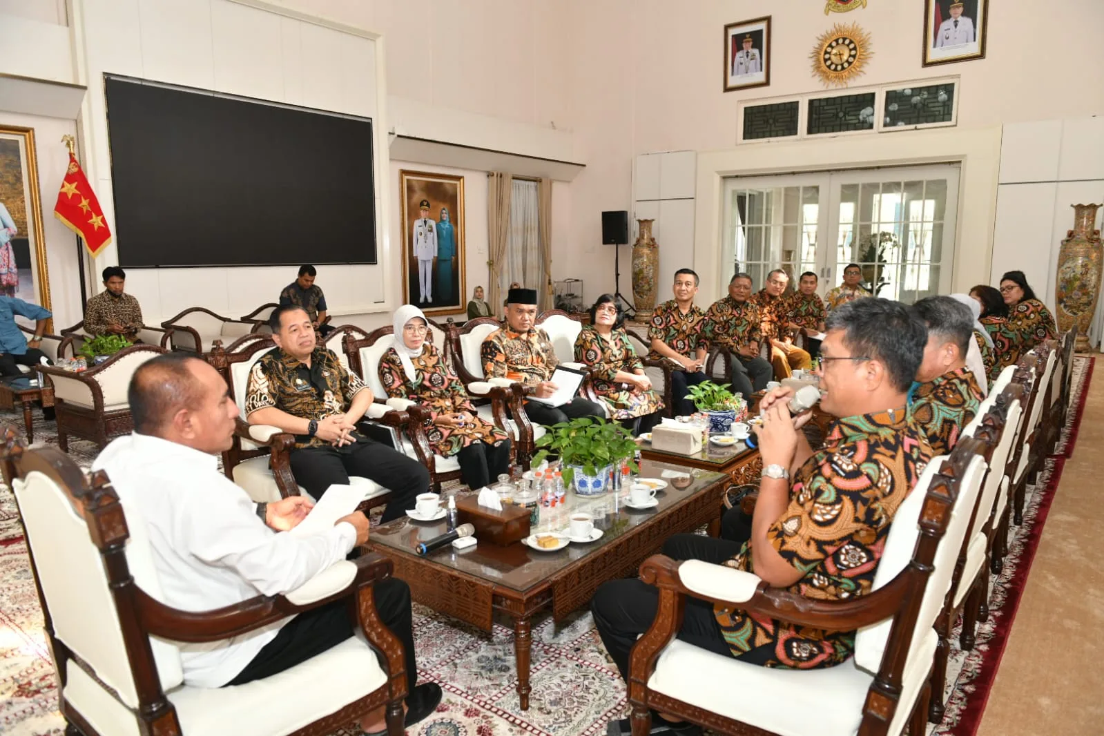 Para alumni UGM yang terbangun dalam KAGAMA Sumut saat beraudiensi dengan Gubsu Edy Rahmayadi. (DETAIL/ist)