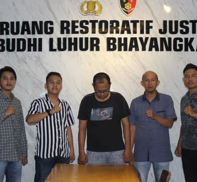 Dika, pelaku penipuan tertunduk di Polres Merangin. (DETAIL/ist)