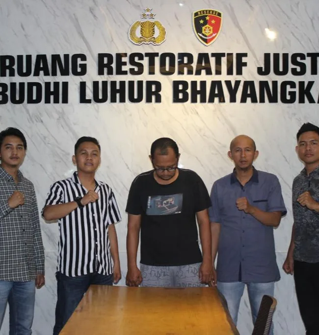 Dika, pelaku penipuan tertunduk di Polres Merangin. (DETAIL/ist)