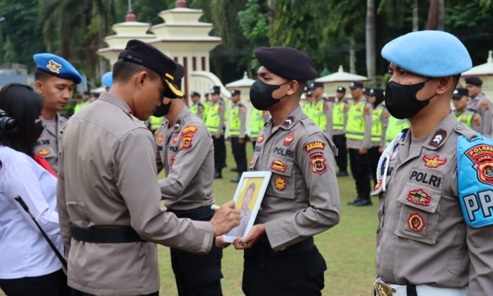 Kapolres Merangin mencoret dua foto personel Polres Merangin yang kena PTDH. (DETAIL/ist)