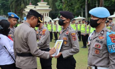 Kapolres Merangin mencoret dua foto personel Polres Merangin yang kena PTDH. (DETAIL/ist)