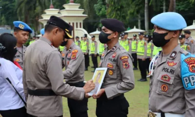 Kapolres Merangin mencoret dua foto personel Polres Merangin yang kena PTDH. (DETAIL/ist)