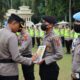 Kapolres Merangin mencoret dua foto personel Polres Merangin yang kena PTDH. (DETAIL/ist)
