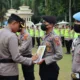 Kapolres Merangin mencoret dua foto personel Polres Merangin yang kena PTDH. (DETAIL/ist)