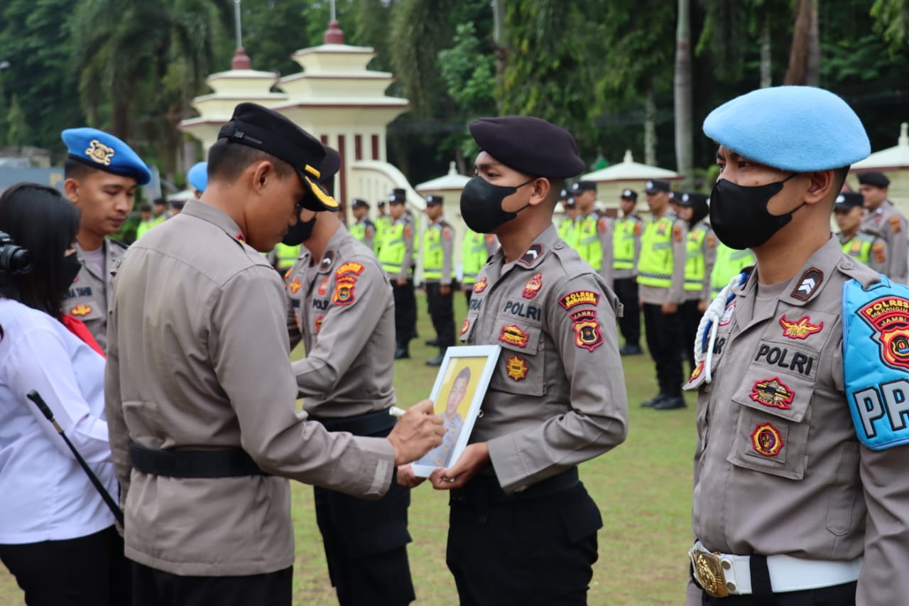 Kapolres Merangin mencoret dua foto personel Polres Merangin yang kena PTDH. (DETAIL/ist)