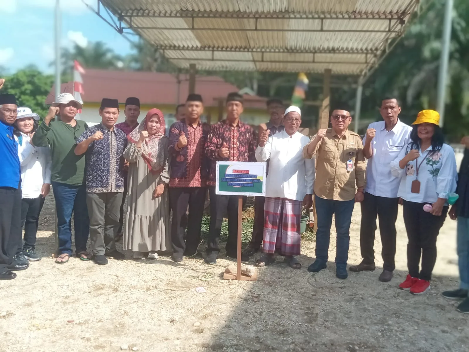 Asisten 1 Provinsi Jambi, Arif Munandar berfoto bersama usai menyerahkan sapi kurban dari Presiden Joko Widodo kepada pengurus Masjid Baiturrahman Desa Tambang Emas. (DETAIL/Daryanto)