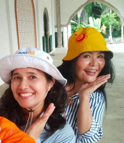 Drh. Rika dan Morina Girsang Spt, dua Tim Pendampingan dan Pemantauan dari UPT BPTUHPT Siborong-borong. (DETAIL/Daryanto)