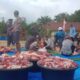 Daging sapi kurban dari Presiden Jokowi dibagi untuk empat desa di Kecamatan Pamenang Selatan. (DETAIL/Daryanto)