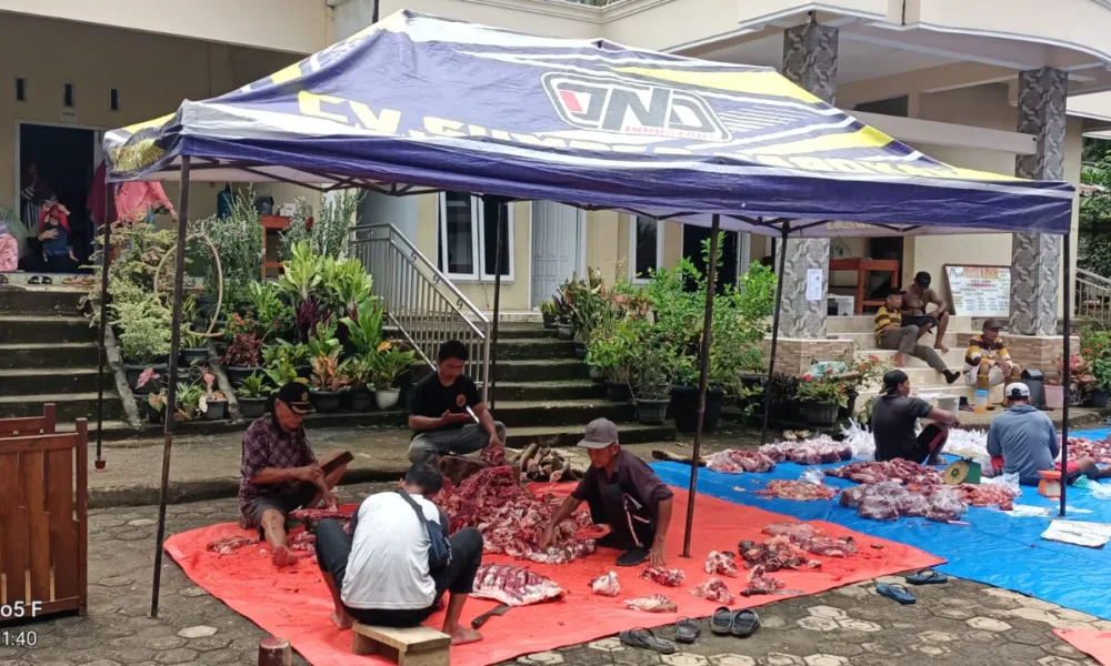 Jemaah LDII Cabang Pamenang Selatan saat membagikan daging kurban untuk disalurkan ke masyarakat. (DETAIL/ist)