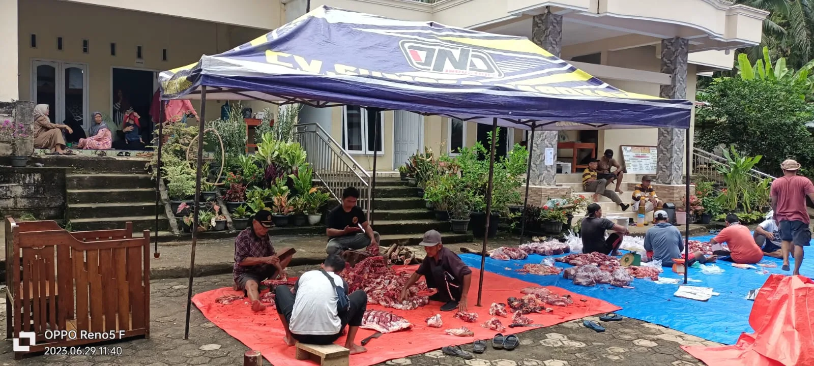Jemaah LDII Cabang Pamenang Selatan saat membagikan daging kurban untuk disalurkan ke masyarakat. (DETAIL/ist)