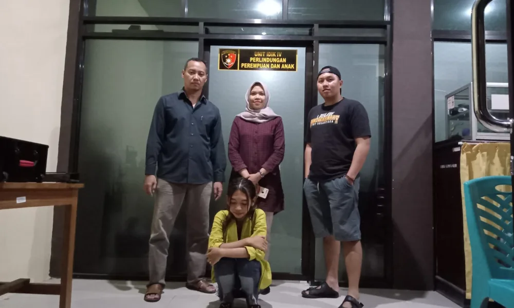 Bowo, pria yang berpenampilan wanita (jongkok) usai ditangkap Tim Elang Polres Merangin. (DETAIL/ist)