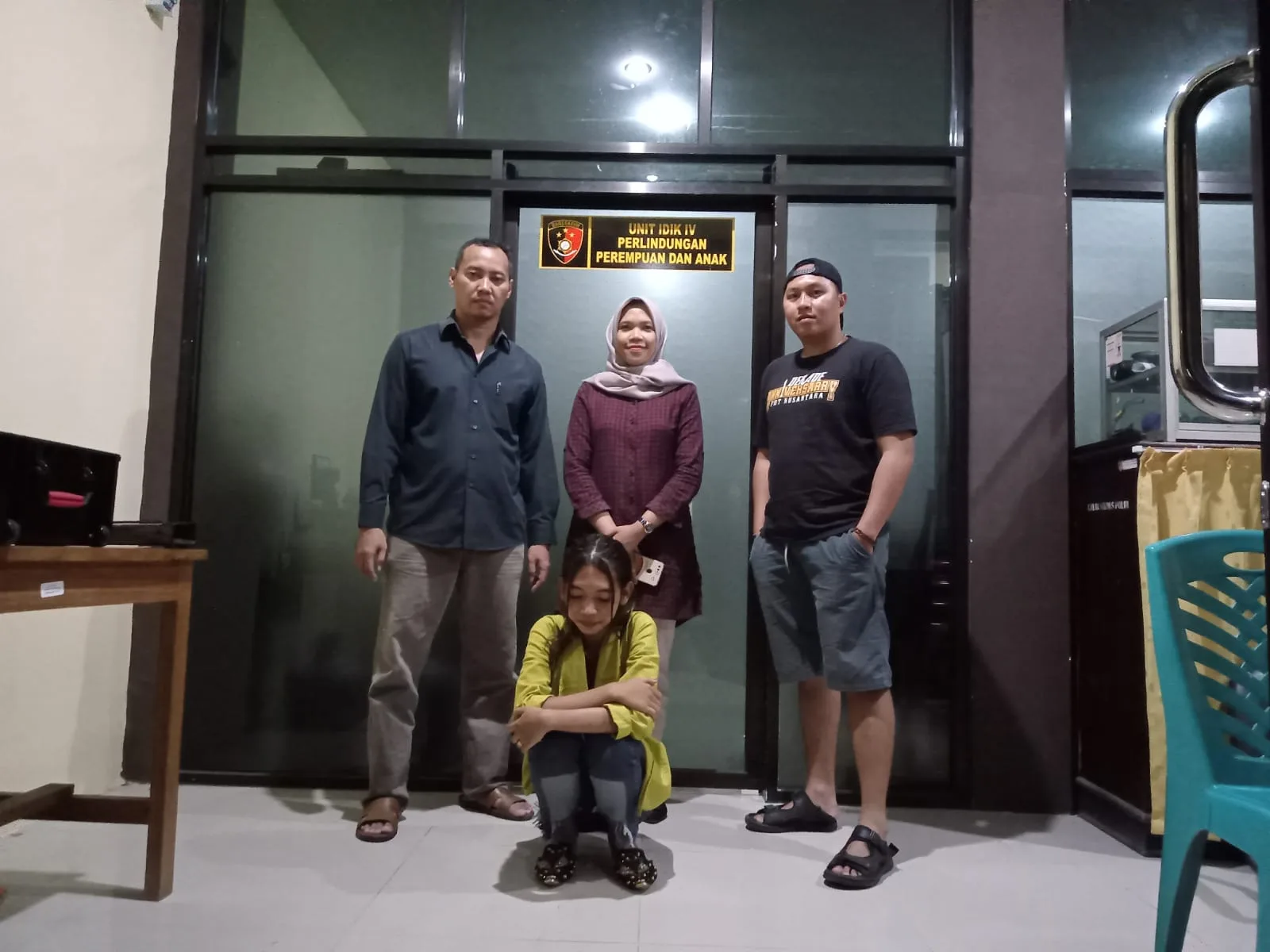 Bowo, pria yang berpenampilan wanita (jongkok) usai ditangkap Tim Elang Polres Merangin. (DETAIL/ist)