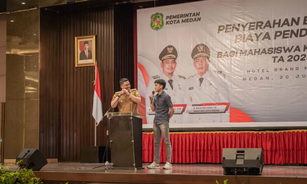 Salah satu mahasiswa penerima bantuan dari Pemko Medan berbicara dengan Wali Kota Bobby Nasution. (DETAIL/Ist)